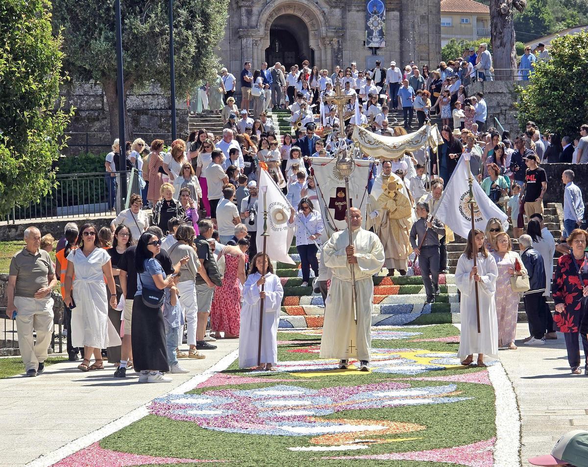 El Corpus Christi de Gondomar con su singular escalera floral El Corpus Christi de Gondomar con su singular escalera floral