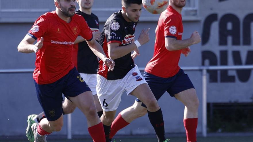 Un jugador del Estradense lucha por el balón durante un encuentro. |  // RICARDO GROBAS