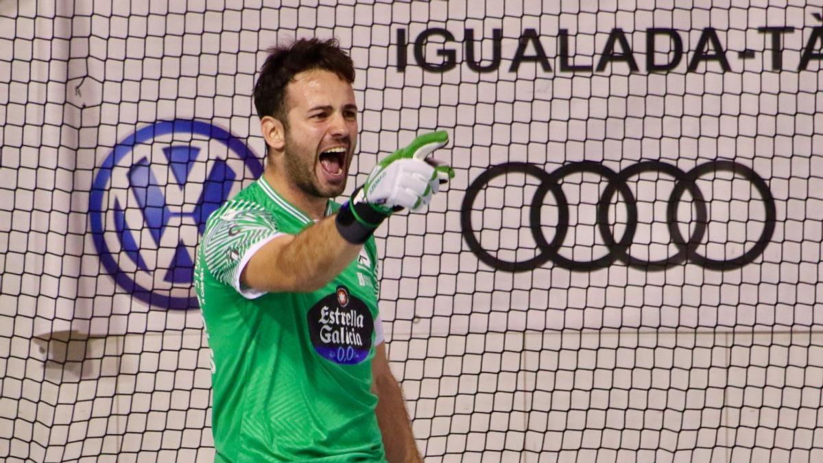 David Torres celebra uno de sus tres goles al Igualada.