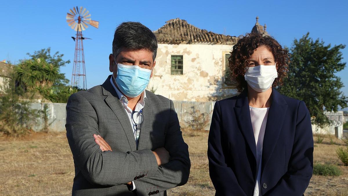 Rafael Llamas y Raquel Casado, ante el histórico edificio de El Parador en Montilla.