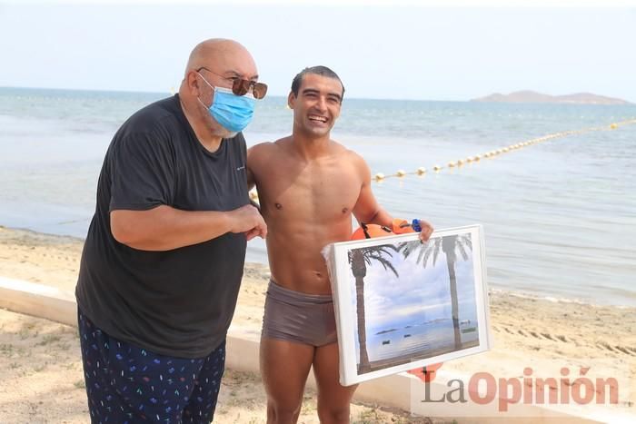 Un hombre cruza a nado el Mar Menor