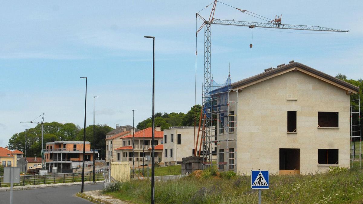 Viviendas unifamiliares en construcción en la zona de Lalín de Arriba.