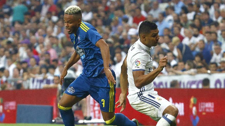 El extremo del Celta Bongonda supera a Casemiro, en el Bernabéu.