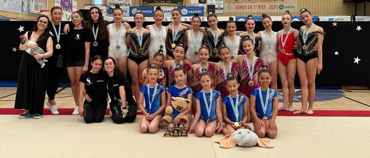 Algunas de las gimnastas y profesoras.