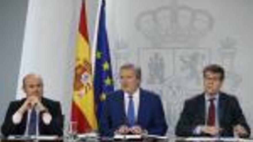 Luis de Guindos, Íñigo Méndez de Vigo i Álvaro Nadal, després del Consell de Ministres.