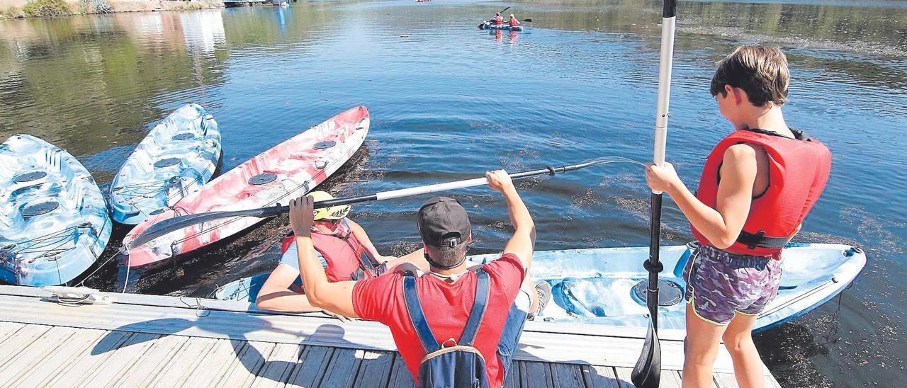 Una familia monta en piraguas en el parque Río Secreto de Hornachuelos.