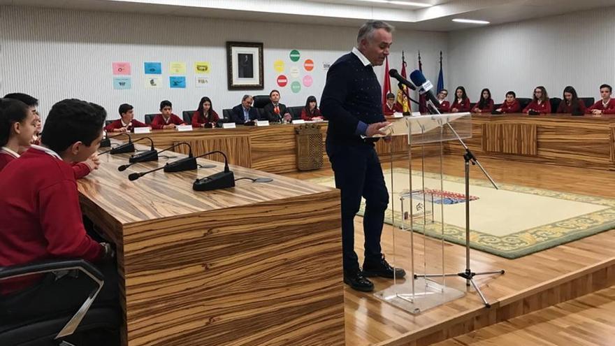 Los jóvenes constituyeron la cooperativa en el Ayuntamiento.