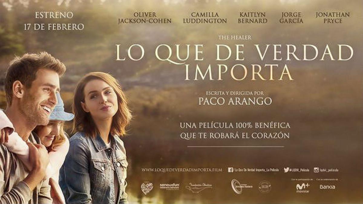 Cartel de 'Lo que la verdad importa', una película de Paco Arango.