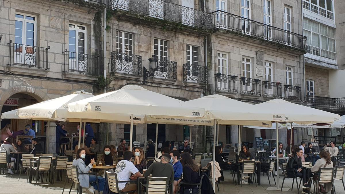 Terrazas del Casvo Vello de Vigo esta mañana. // Marta G. Brea