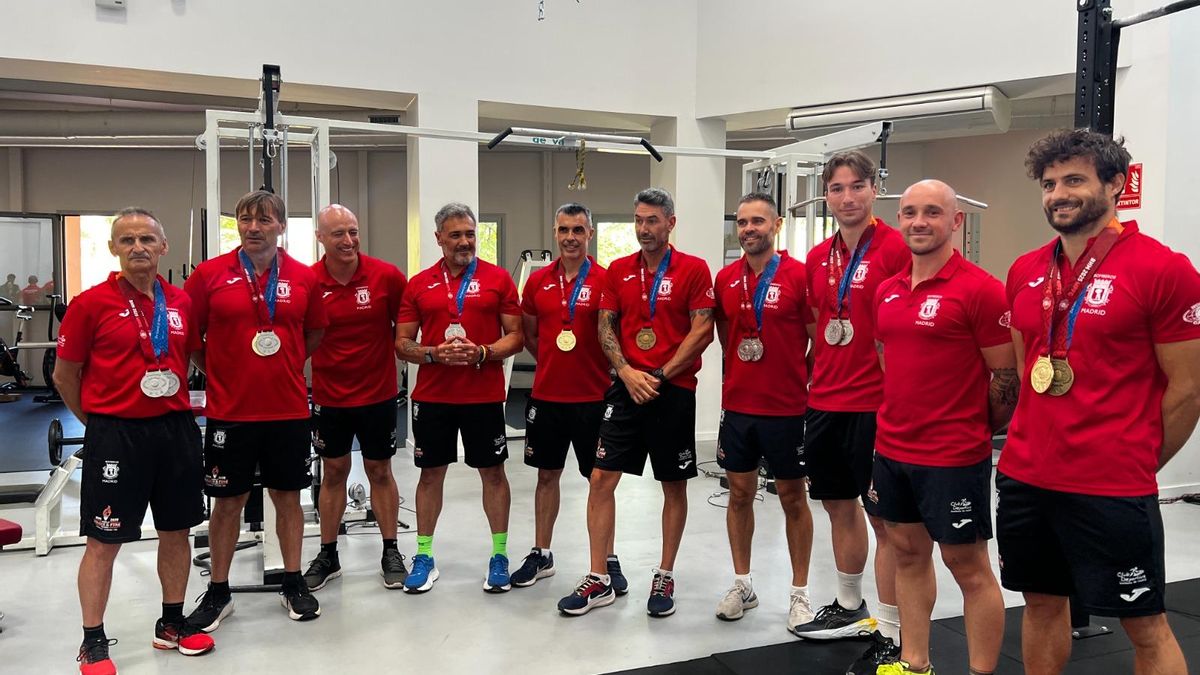 La delegación de bomberos del Ayuntamiento de Madrid con sus medallas.