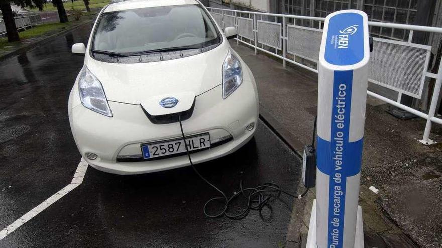 Un coche eléctrico se carga en la base instalada en la Fundación Asturiana de la Energía, en Mieres.