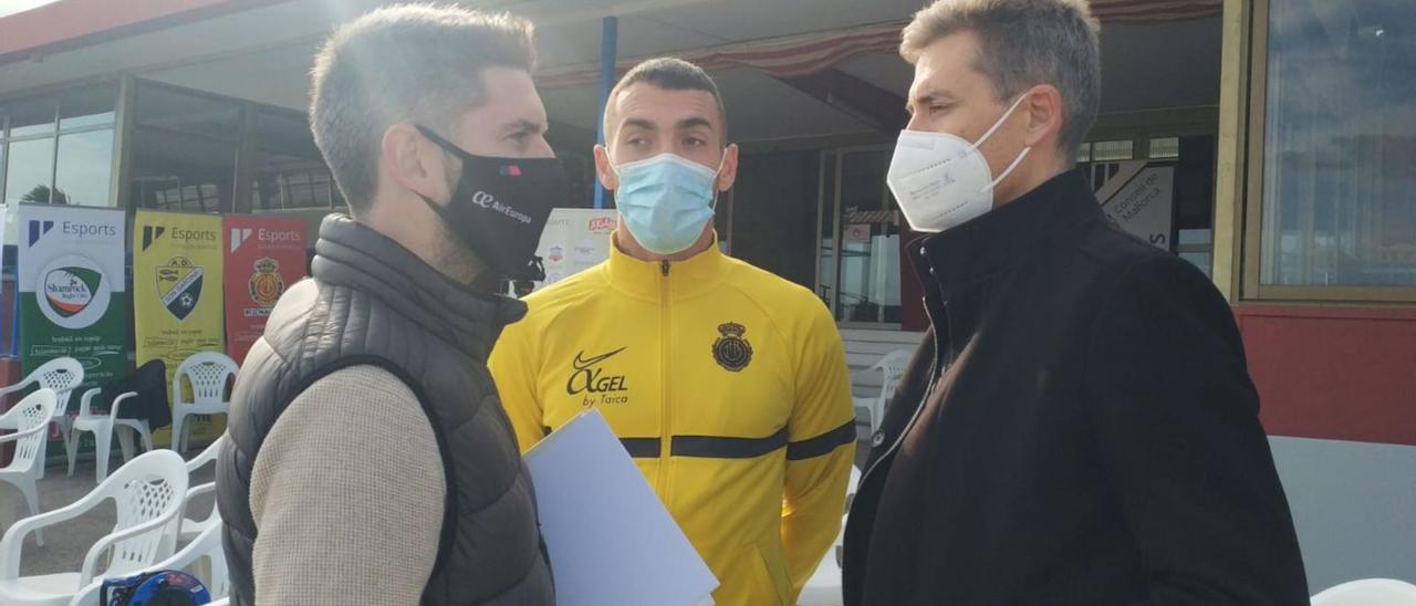 El jugador del Real Mallorca Antonio Sánchez, junto al jefe de prensa del club, Luis Seoane, y el CEO de negocios Alfonso Díaz. | E.G.