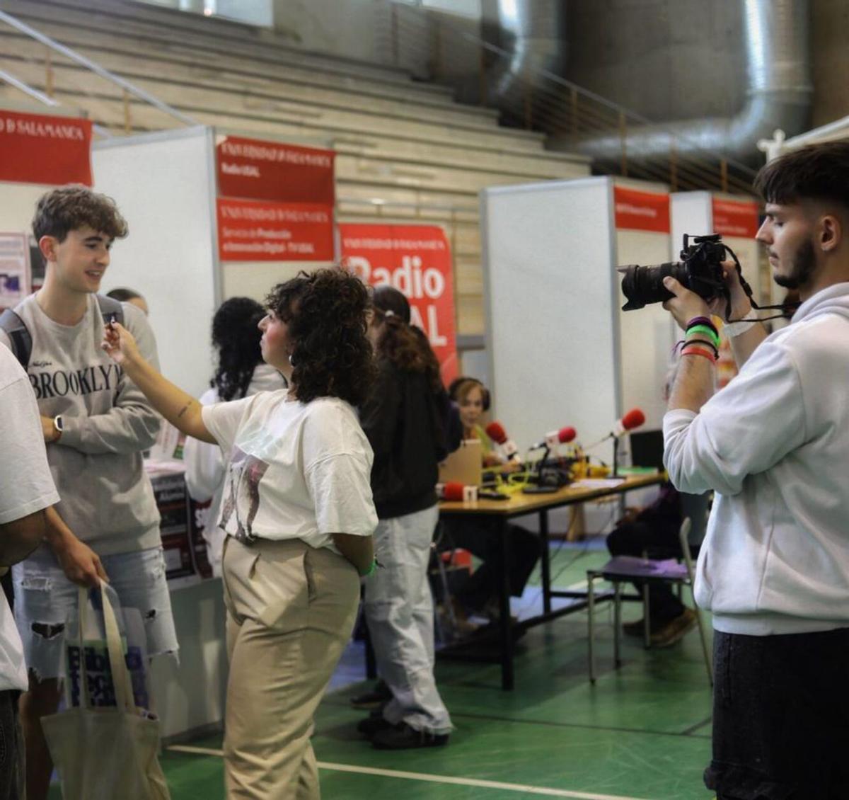 Radio USAL entrevista a uno de los asistentes a la feria. | Alba Prieto