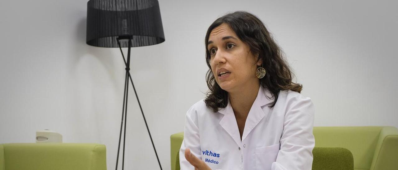 La doctora Idaira Fernández en su consulta del Hospital Vithas Las Palmas.