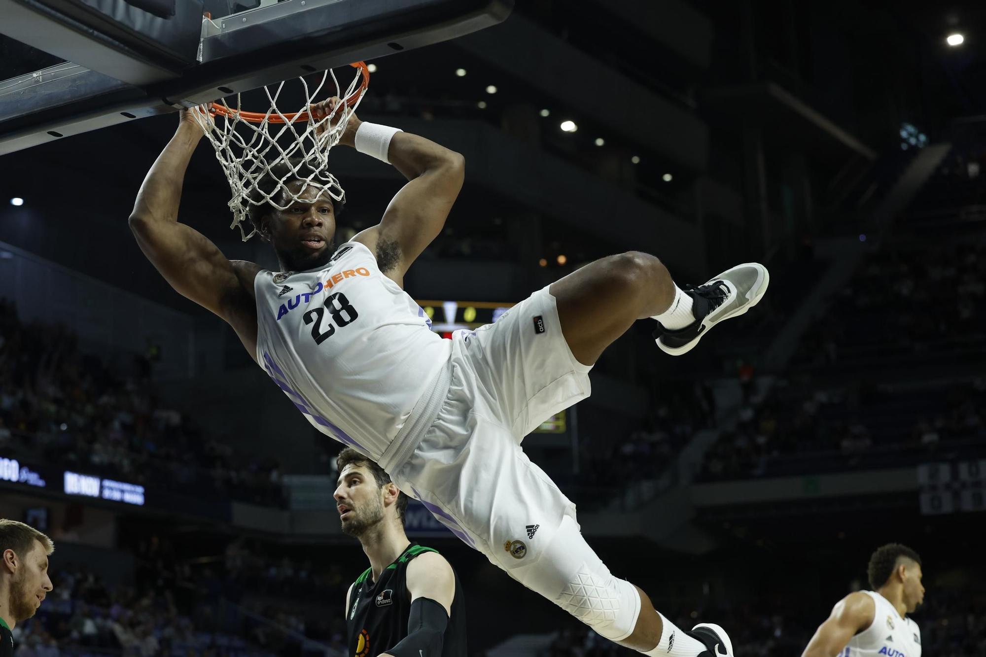 Guerschon Yabusele machaca durante el segundo partido contra Joventut.