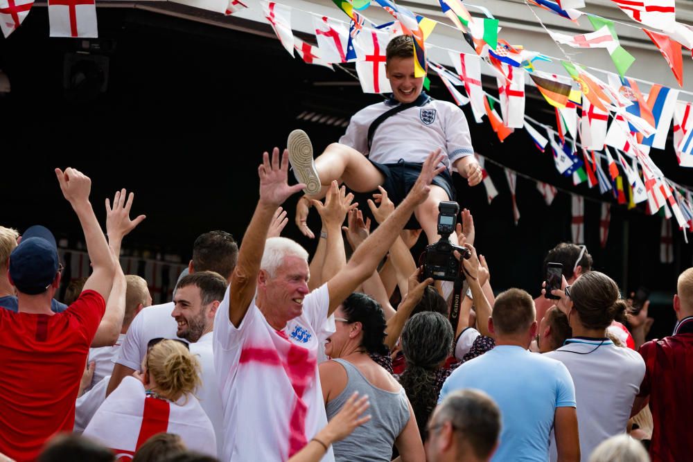 El pase de Inglaterra a semifinales del Mundial de Rusia provoca la euforia de los hinchas ingleses que han tenido que ser desalojados de los locales.