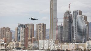 Un aerotaxi surca Benidorm.
