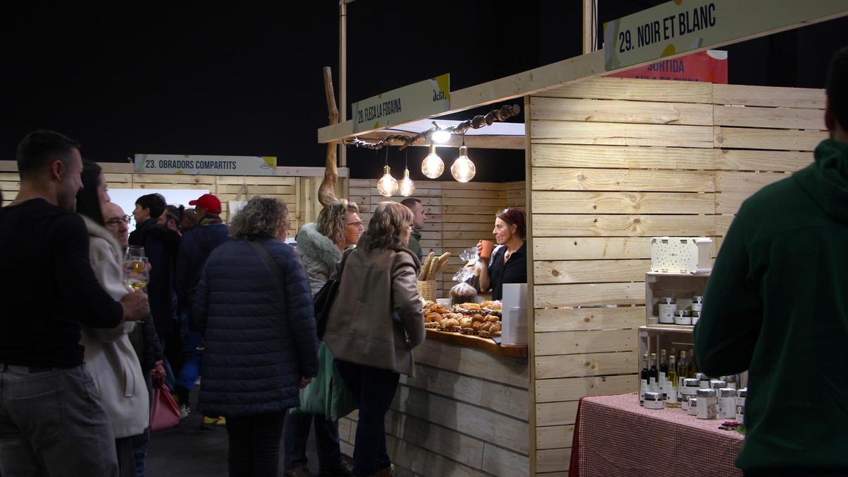 Visitants passejant pel recinte de la Fira Orígens, amb possibilitat d'aprendre, tastar i comprar.