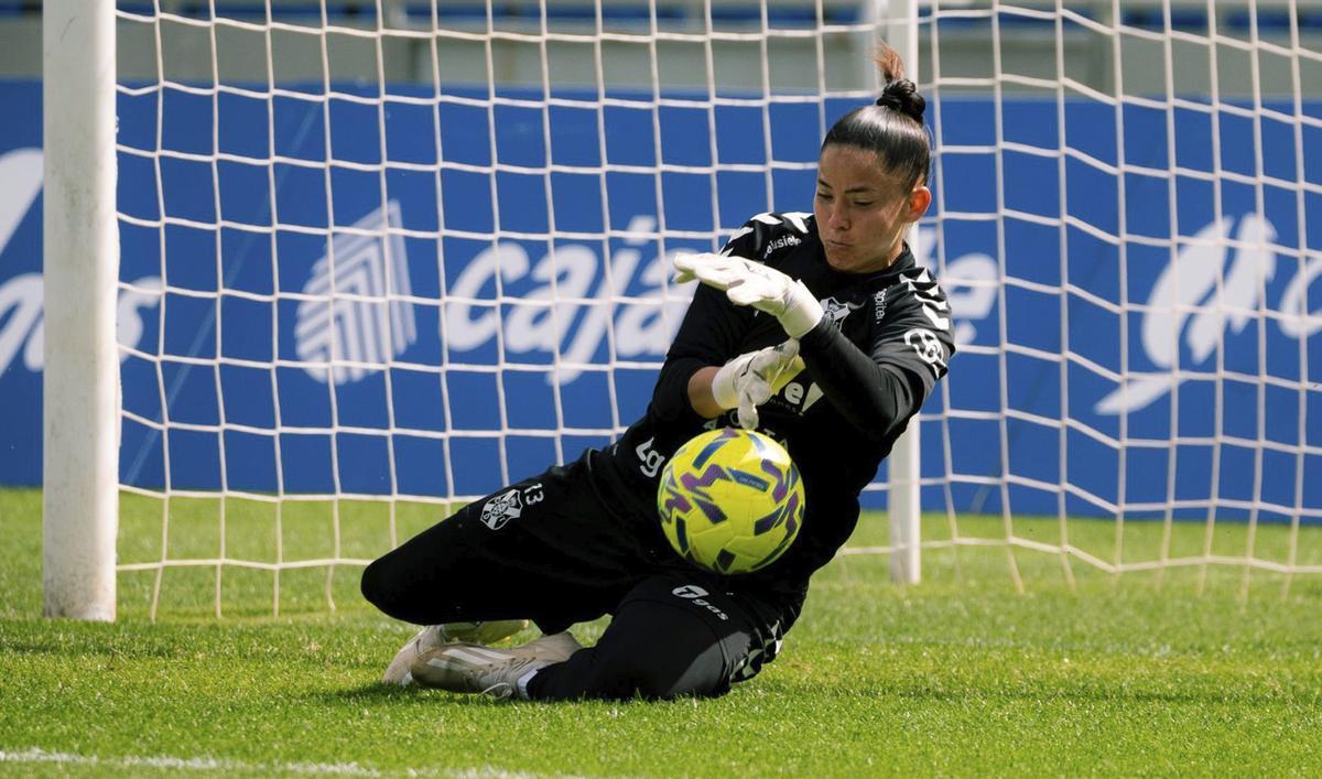 Nay Cáceres, durante un calentamiento.  |