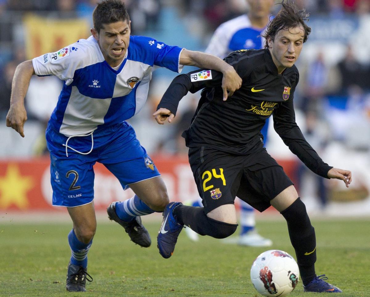 Antonio Hidalgo pugna por un balón ante Espinosa durante un partido con el Sabadell. |  EFE