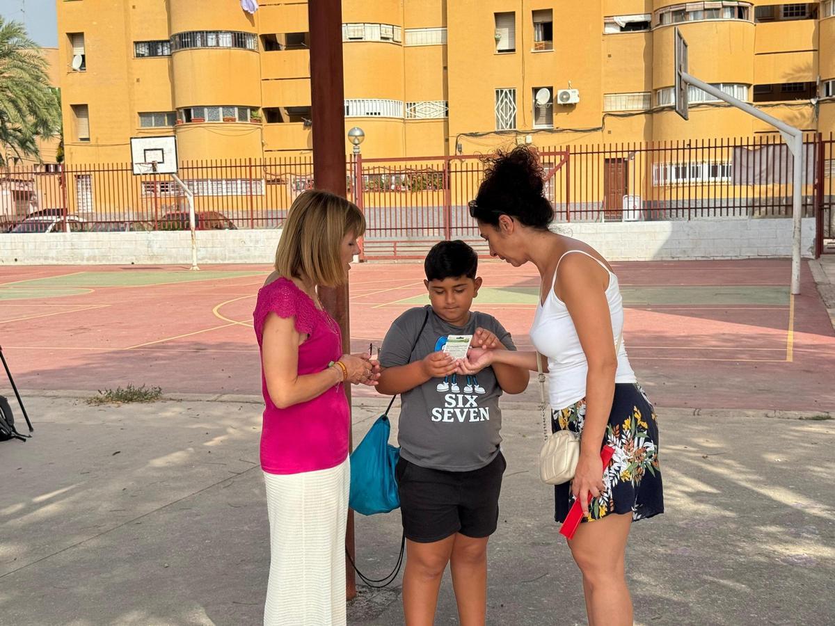 La edil de Infancia, Familia y Mayores, Aurora Rodil, junto a un niño del programa escolar.