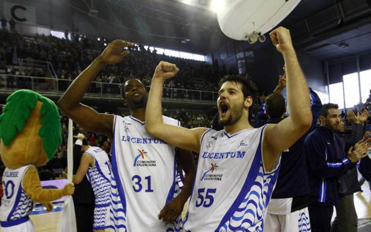 Ivanov y Barnes celebran la victoria ante la afición alicantina.