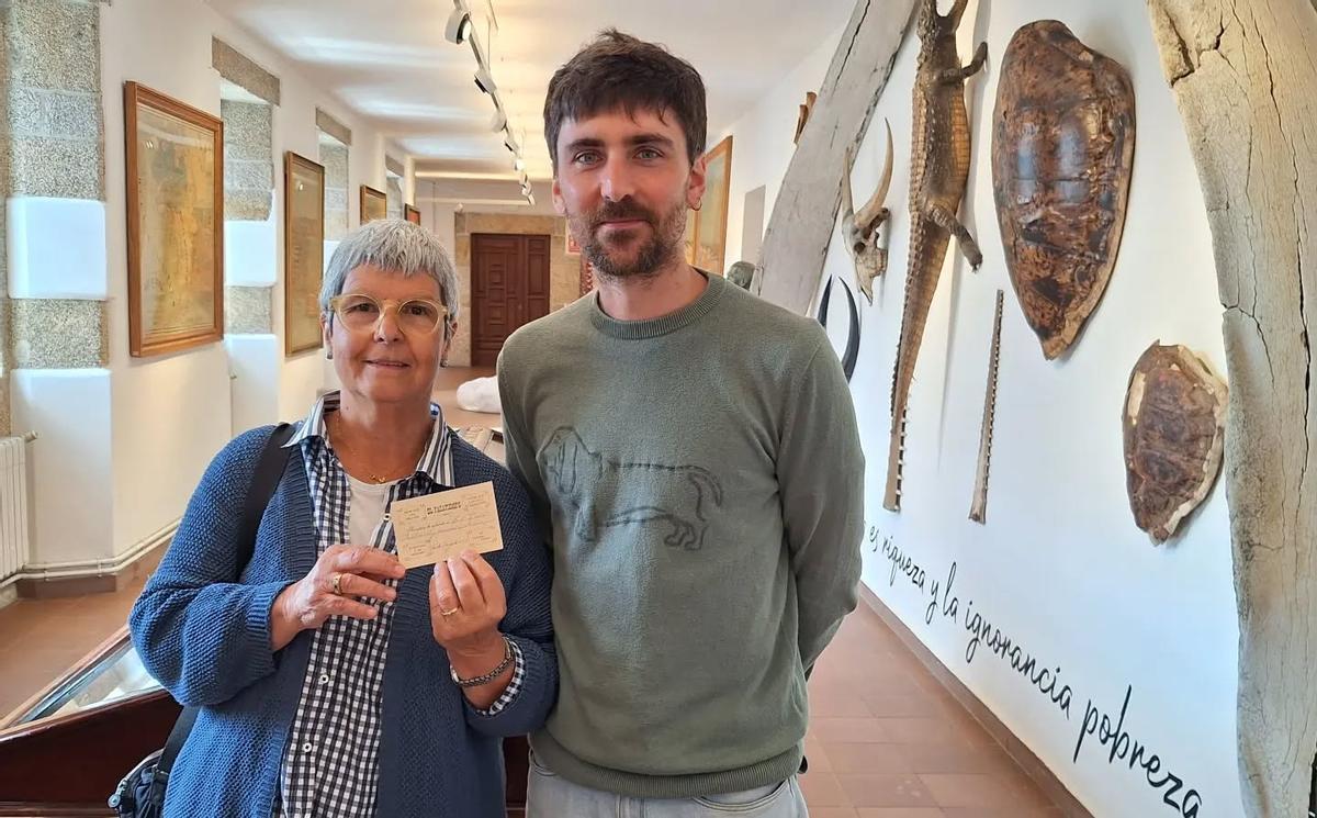 Marisa Rivas posa con la entrada a El Pasatiempo que ha donado al Museo das Mariñas.