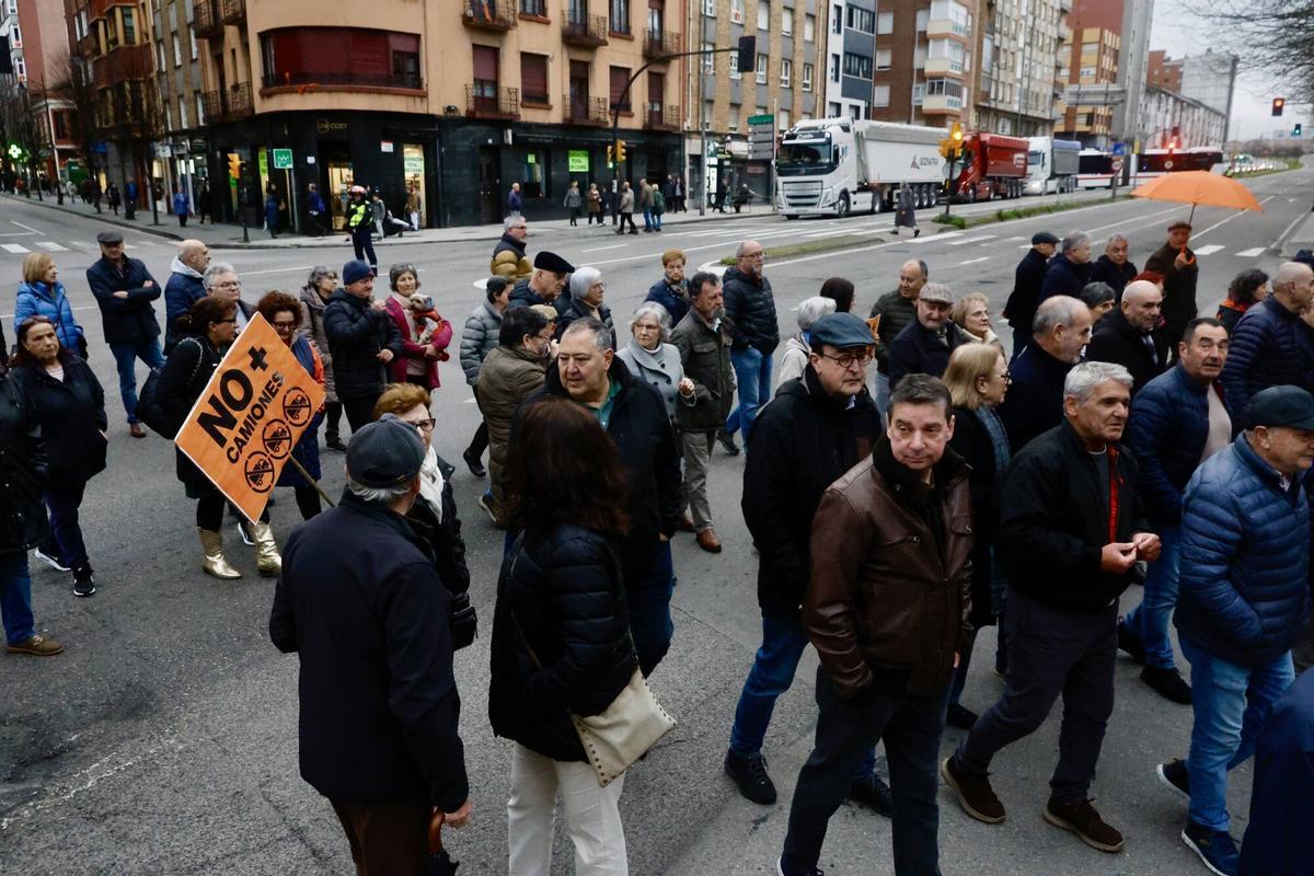 EN IMÁGENES: Los vecinos de La Calzada vuelven a la calle y avisan que no pararán hasta tener respuesta del ministro Puente: "Tiene una obligación moral con nosotros"