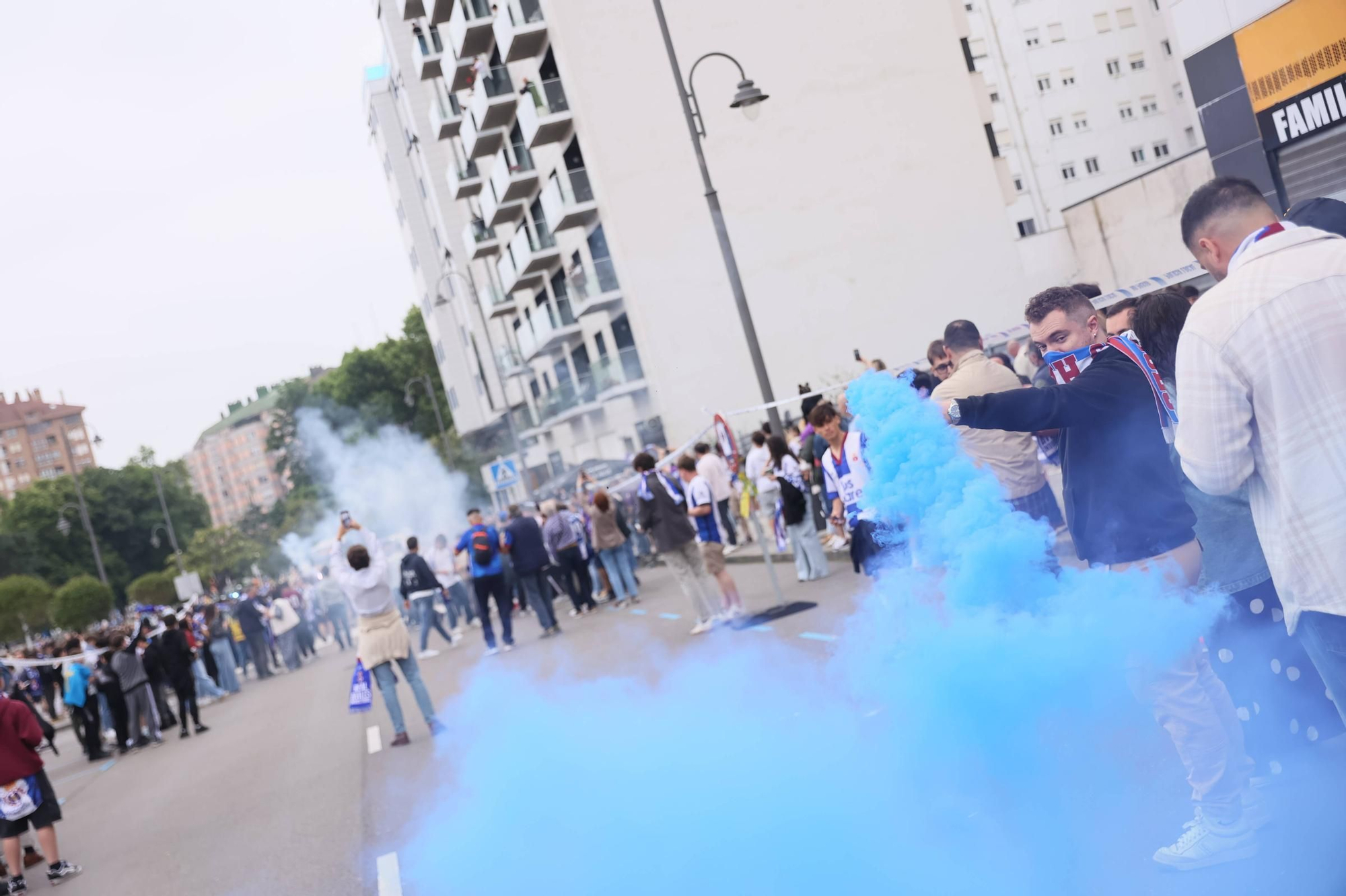 EN IMÁGENES: Avilés se tiñe de blanquiazul para la final por el ascenso ante el Rayo Majadahonda