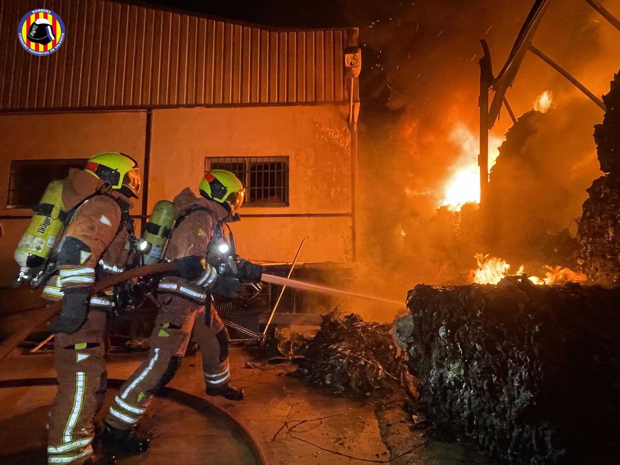 Un incendio calcina una nave industrial en Quart de Poblet