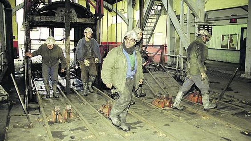 Un grupo de mineros en una explotación de Villablino, en León.