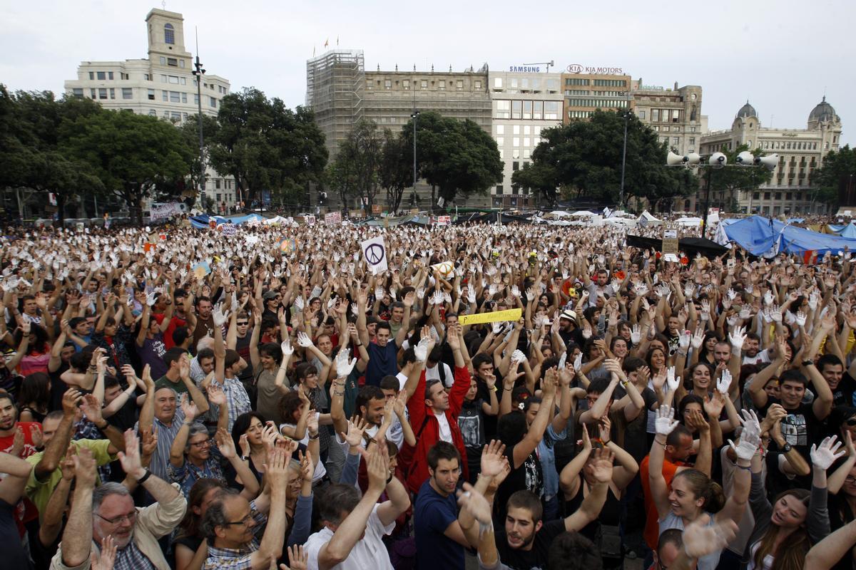 Los 'indignados' del 15-M en la Plaza de Catalunya de Barcelona en el 2011.
