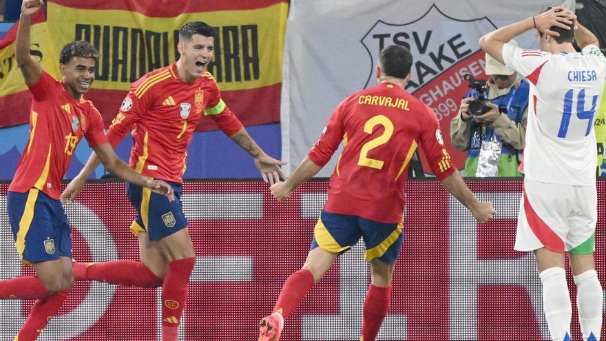 Lamine, Morata y Carvajal celebran el gol de la victoria de la selección española. |  // EFE