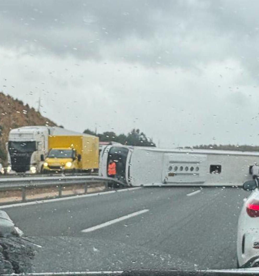 El accidente del autobús del Imserso volcado en Murcia, en imágenes