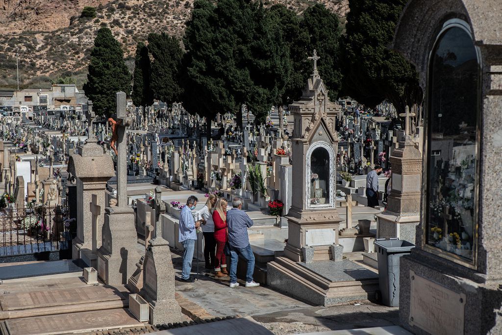 Víspera del día de Todos los Santos en el cementerio de Los Remedios de Cartagena