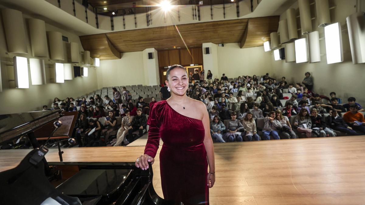 Noive Solar apoyada en el piano, minutos antes de comenzar la actuación.