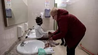 La falta de educadora en un colegio de Alicante obliga a las familias a ir a cambiar pañales desde hace cinco meses