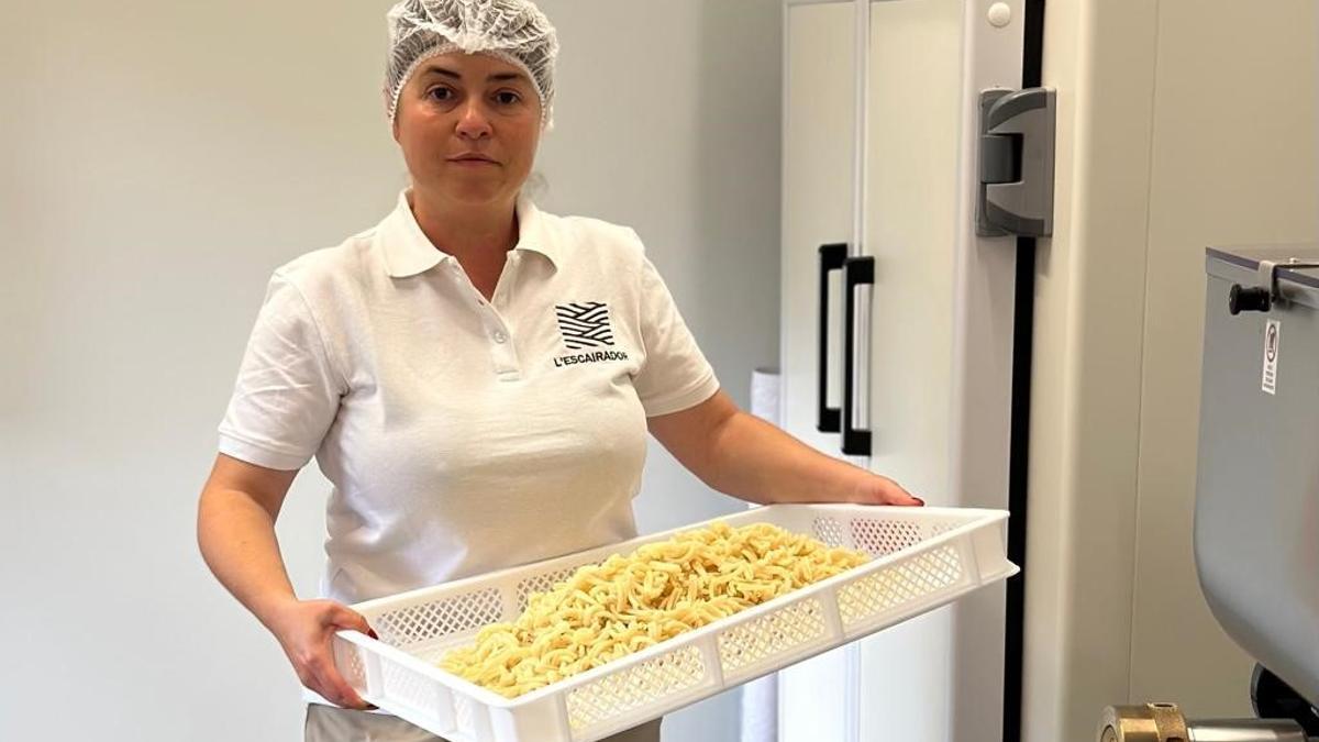 Maria Costa, de l'Escairador, en el procés d'elaboració de la pasta