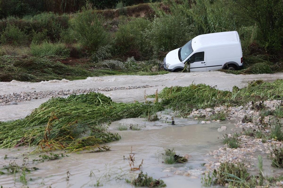 ALCOY. ALICANTE. LLUVIA. LLUVIAS. RIO SERPIS ENTRE ALCOSSER Y BENIMARFULL. CARRETERA CORTADAEl vehículo arrastrado por la corriente del que ha sido rescatado por los bomberos el conductor esta mañana en el camino rural que une Alcosser con Benimarfull.