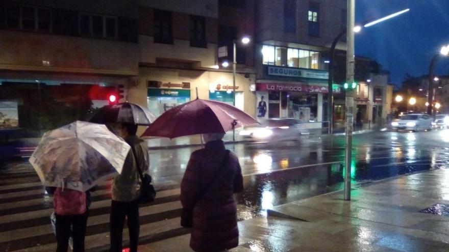 La lluvia apareció desde primera hora en la capital