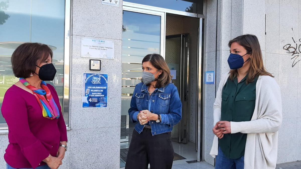 De izquierda a derecha: Francisca Suárez, María Jesús Botella y María Muñoz, en la sede de Autismo Córdoba.