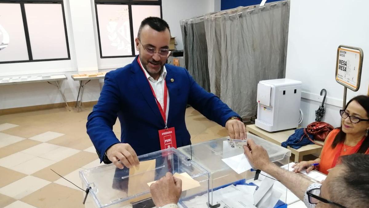 Momento en el que el alcalde en funciones, José Benlloch (PSPV-PSOE), votó el pasado domingo.