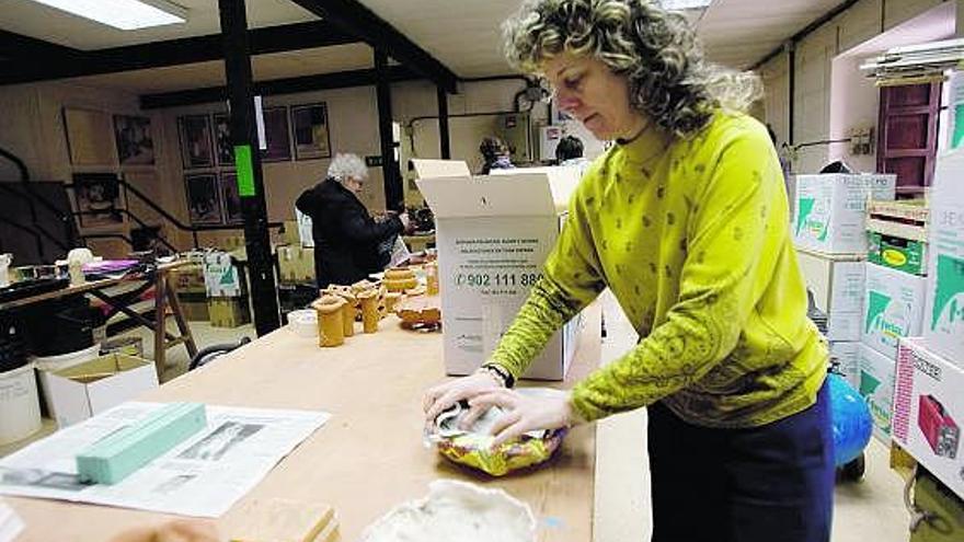 Pilar Simón, ayer, durante el embalaje de varias piezas de barro.