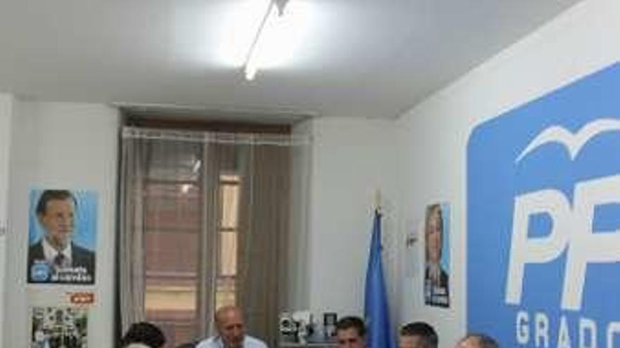 La junta local del PP, con los diputados regionales Luis Venta y David González Medina.