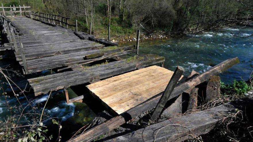 El puente de La Estrada, ayer, tras comenzar las labores de reforma.