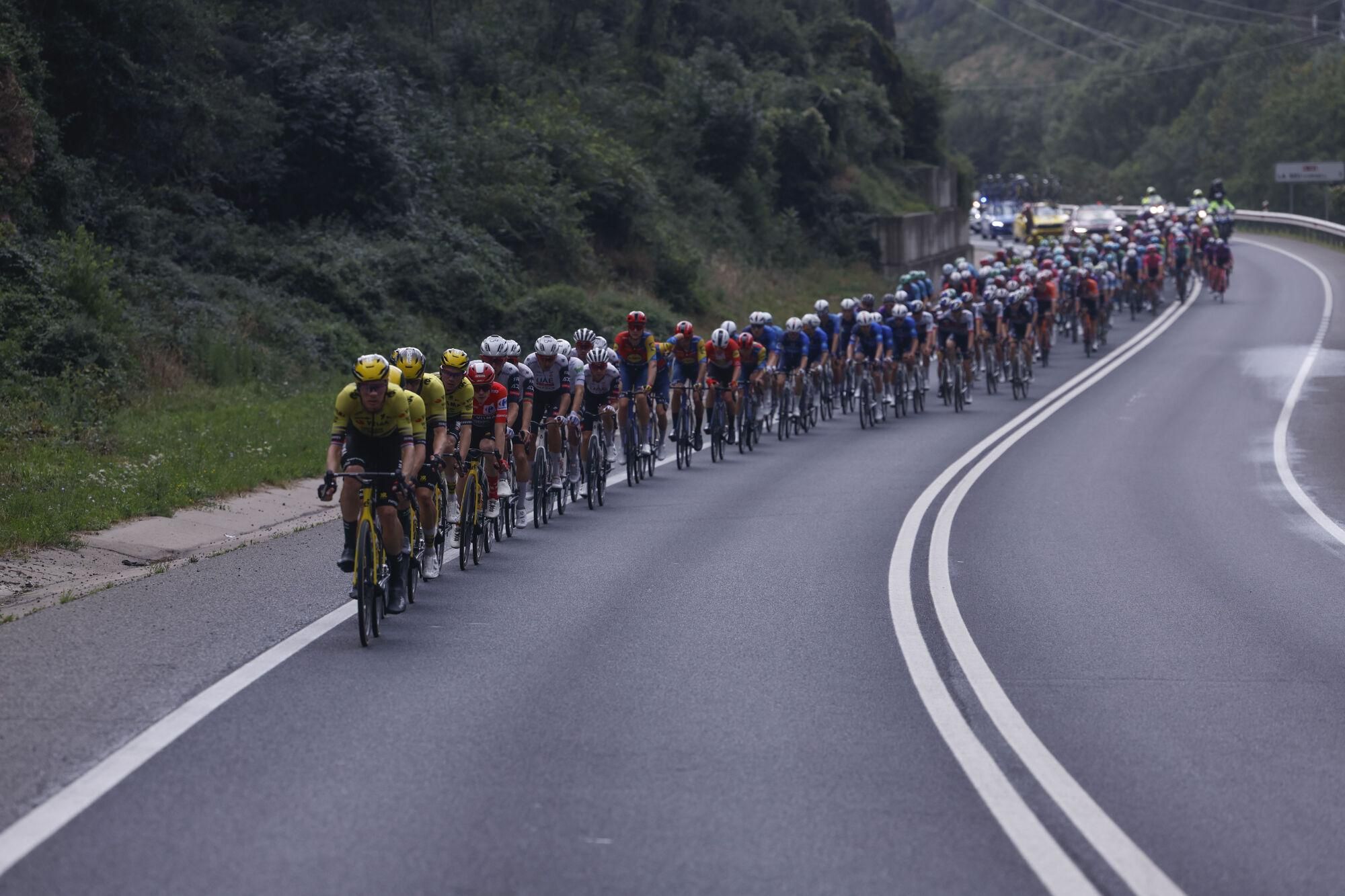 OLOT (GIRONA), 28/08/2025.- Ciclistas del equipo Visma-Lease a bike a la cabeza del pelotón durante la sexta etapa de La Vuelta a España, este jueves, en la primera etapa de montaña con un recorrido de 171 kilómetros entre Olot (Girona) y Pal (Andorra). EFE/ Javier Lizón