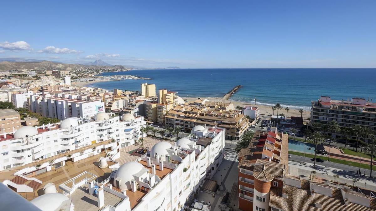 Panorámica de El Campello con el casco urbano y al fondo la playa de Carrer la Mar.