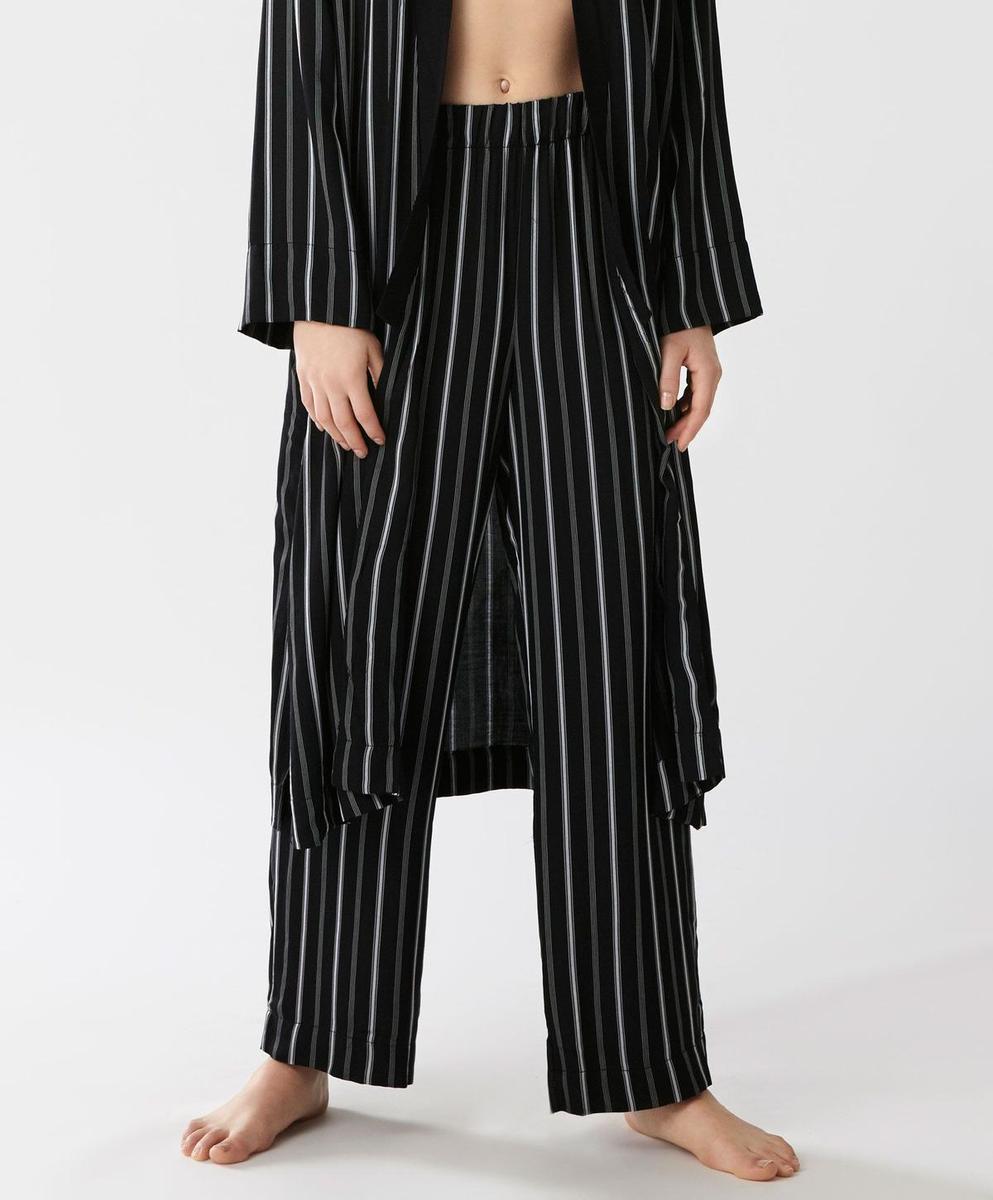 Prendas para llevar la tendencia pijama: pantalón negro de rayas