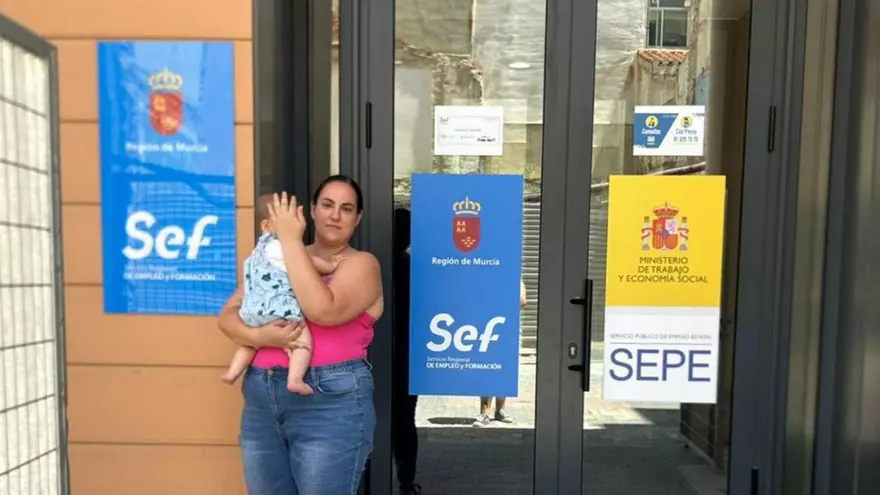 Un año de retraso en el pago de las becas de formación del SEF