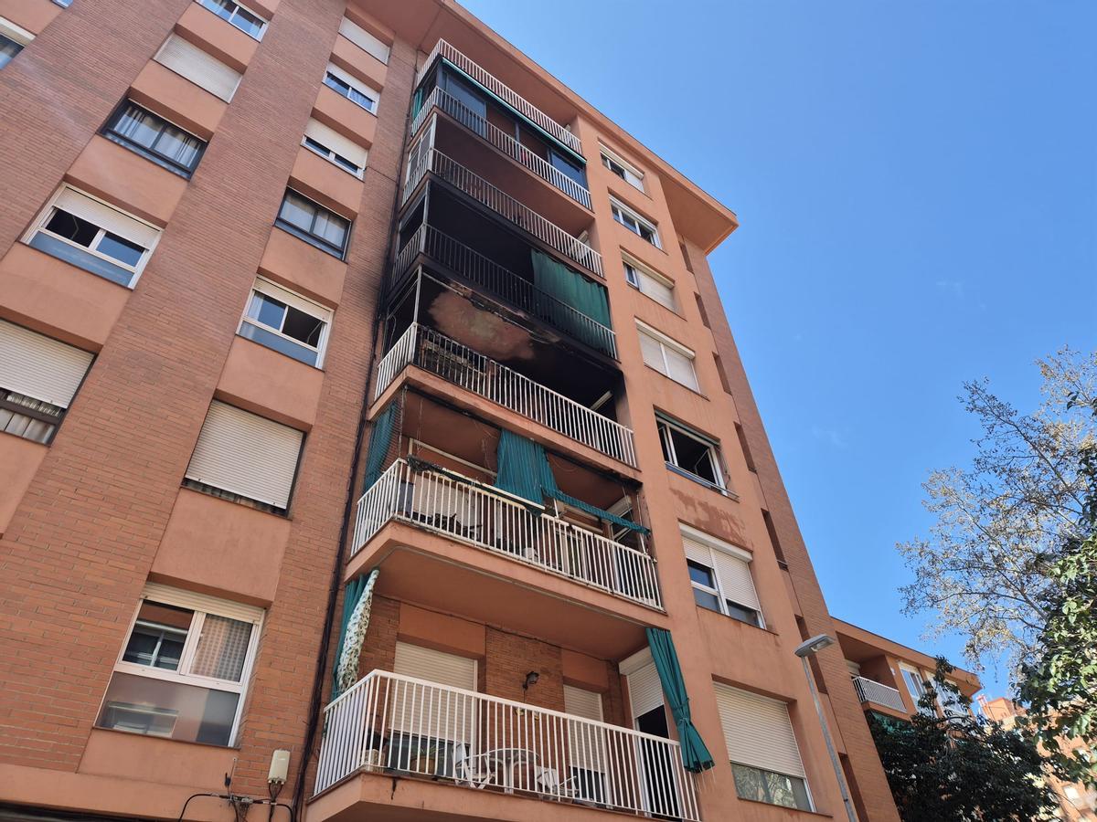 Daños en la fachada del bloque de Sant Martí donde se ha declarado un incendio y se ha producido una explosión esta mañana, en Barcelona.